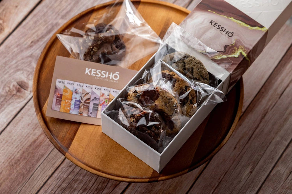 Kessho tea packages on a wooden tray